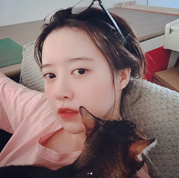 Actor Ku Hye-sun showed off his watery beautiful looks.Ku Hye-sun posted a photo on August 22 with an article entitled I do not want to wash on his instagram.The photo shows Ku Hye-sun, who sends a friendly time with his companion, while Ku Hye-sun stares at the camera with his glasses up.Ku Hye-suns skin, which does not have any blemishes even though it is not washed, makes the neat beautiful look more prominent.The fans who responded to the photos responded that My sister is too beautiful even if I do not wash, I envy my skin and I can not wash my sister.delay stock