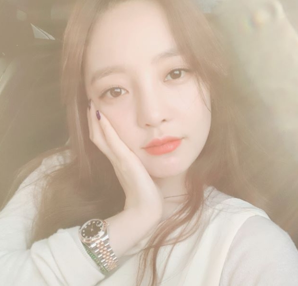 Goo Hara, an actor from the group KARA, showed off her beautiful beauty.Goo Hara posted a picture on August 22 with an article entitled I always want to be happy in his instagram.The picture shows Goo Hara, who is chin-stuck. Goo Hara stares at Camera with a faint look.Goo Haras Chapsal-tteok skin without a blemish catches the eye.delay stock