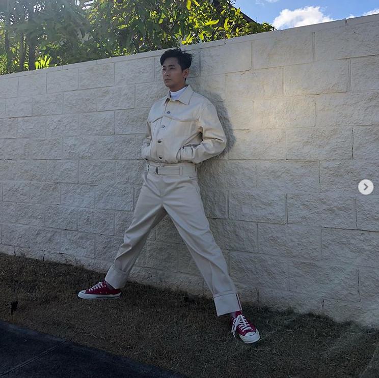 Actor Ju Ji-hoon has made a pleasant recent news in Hawaii.Ju Ji-hoon uploaded two photos to his instagram on August 22 with an article entitled Hawai Aloha.The picture shows Ju Ji-hoon leaning against the wall with his legs open. The comic pose and the opposite serious expression make him laugh.In other photos, he caught his eye with his glasses in an intellectual atmosphere.Hwang