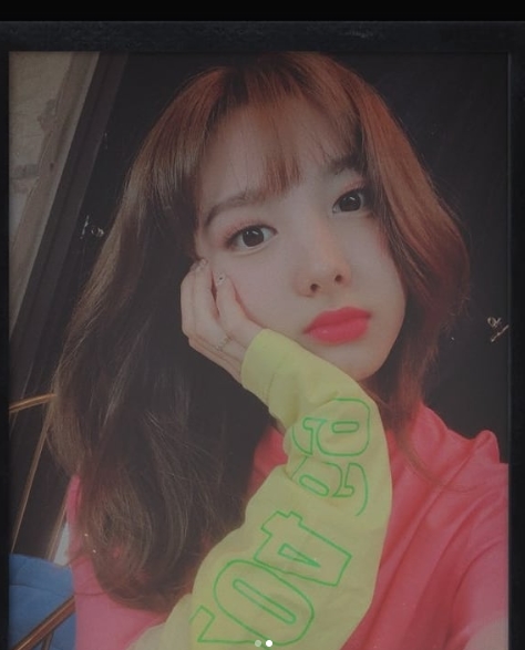 Group TWICE member Nayeon has given off a cute charm.On August 22, TWICEs official Instagram posted a selfie photo of Nayeon with a heart-shaped emoticon.Inside the picture was a picture of Nayeon with his chin on his back: Nayeons distinct features and small face size attracts Eye-catching.Nayeons big, round eyes, in particular, added a lovely charm.Fans who responded to the photos responded such as Nayeon sister is cute, It shines beyond pretty, It is cute, lovely and alone.delay stock