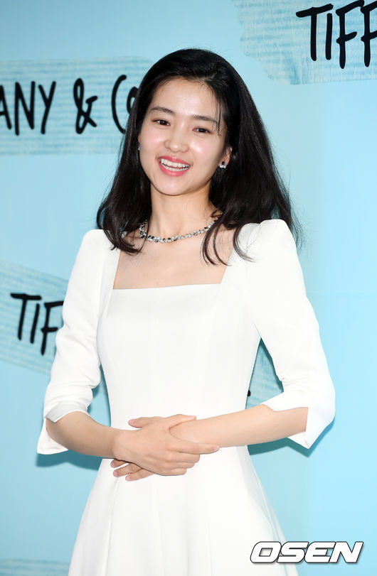 Actor Kim Tae-ri has a photo time at the launching ceremony of Tiffany Paper Flower Collection held at Moss Studio in Nonhyeon-dong, Gangnam-gu, Seoul on the afternoon of the 22nd.