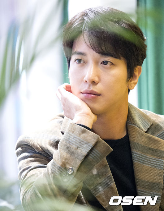Band CNBLUE Jung Yong-hwa has released a recent hand letter.FNC Entertainment released a handwritten letter from CNBLUE Jung Yong-hwa through its official account on the 22nd.Jung Yong-hwa said, All the executives, motives, and successors here are good at it, so I have a heart of thanks.I am training and serving with my mission.  I feel things I have missed while I was working as a soldier Jung Yong-hwa, not a soldier Jung Yong-hwa, and I am looking back on myself and getting a lot of things. He then finished his hand letter with the words, I will pay you back after all the love I have received so far, so please wait a little longer and save it.On the other hand, Jung Yong-hwa joined the military on March 5 and volunteered to the 2nd Corps 702 special performance team.Below is a specialisation in Jung Yong-hwa hand letters.Special service! Good morning, gentlemen! Jung Yong-hwa, serving in the commandos.Enlisted on March 5th, long time, short time, short time. It was cold when I joined, but now its a series of swelter.Gentlemen! How are you? Are you healthy? I think youll be curious about my news.Im doing really well. All the executives, the motives, the successors, all of them are good at this place, so I have a heart of thanks.And I have a sense of duty, I do my best to train and serve.I feel things I have missed while I was a soldier Jung Yong-hwa, not an entertainer Jung Yong-hwa, and I feel things I have not seen, and I am looking back on myself and getting a lot.Its got good influences and it seems like its really good times.Do you think Im talking too hard? So, a little brighter?You heard a lot from the boot camp that I had 110 push-ups in two minutes, actually 120. Correction. Im working harder on Exercise these days.Thats it!Everyone! Thank you for always waiting and saving me, and I will pay you back after all the love I have received so far. Please wait a little longer and save me.I will support you to take care of yourself and be happy.Ill give you the news next time. Gentlemen! Commando!DB