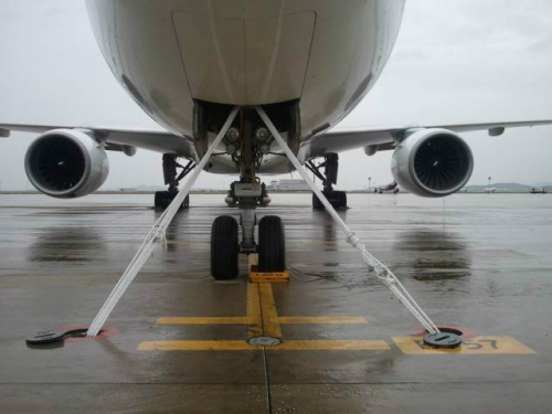 인천공항, 태풍 ``솔릭`` 대비 완벽대응체계 구축 (서울=연합뉴스) 인천국제공항공사가 제19호 태풍 ``솔릭``이 한반도를 관통할 것으로 예상됨에 따라, 태풍으로 인한 피해를 예방하고 여객 불편을 최소화하기 위해 만전을 기하고 있다고 22일 전했다. 사진은 인천공항 원격 주기장 내 무어링 장치.