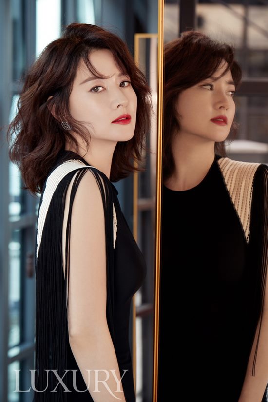 Actor Lee Yeong-ae has revealed her elegant figure.Lee Yeong-ae has released his unchanged appearance through the magazine Luxury pictorial released on the 22nd.This picture was made by collaboration of Cosmetic brand with Model for 13 years by Lee Yeong-ae and Lee Yeong-ae, who represent Korean beauty.Lee Yeong-ae has completely digested different concepts through this picture, showing that Lee Yeong-aes mysterious beauty is this, and he led the atmosphere by supporting the staff without tiredness of long shooting.Lee Yeong-ae in the public picture showed a unique mysterious charisma and a deeper aura that can not be encountered with a deeper eye, and showed an irreplaceable presence.By far, what attracts attention is the skin of Lee Yeong-ae, which is luxuriously glossy, which has brightened the skin by giving a healthy glow from the inside.In addition, red orange lip makeup, directed by Resonant Scent: Me Luxury Lip Rouge, blended with dark-toned costumes to create a more alluring atmosphere.Lee Yeong-ae said in an interview, It is external beauty to pay attention to peoples eyes, but it is the beauty of inner to move the mind. I want to be a person who shines in harmony with the outside and the inner.Meanwhile, Lee Yeong-aes picture and interview special will be released in the September issue of Luxury.Photo: Luxury