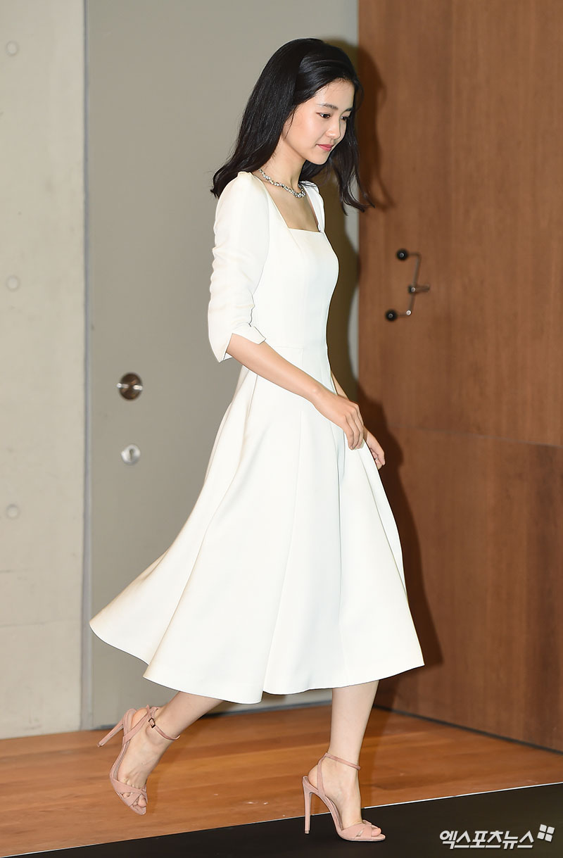 Actor Kim Tae-ri poses at the event to commemorate the launch of the new Fine Jewelry collection of a luxury house held at Sinsa-dong, Gangnam Mos Studio, Seoul on the afternoon of the 22nd.