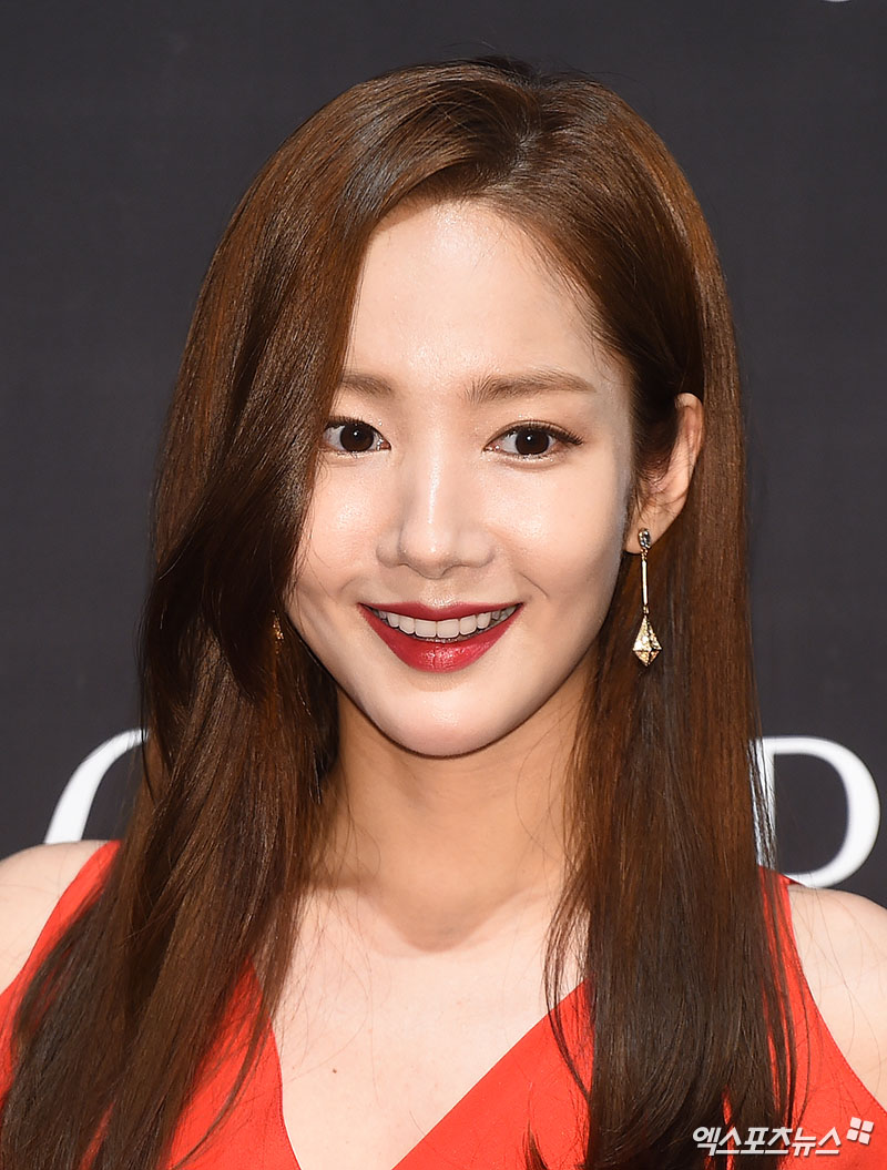 Actor Park Ji-Young poses at the launch event of a new make-up line of a global The Prestige brand held at K Hyundai Museum in Sinsa-dong, Seoul on the afternoon of the 22nd.