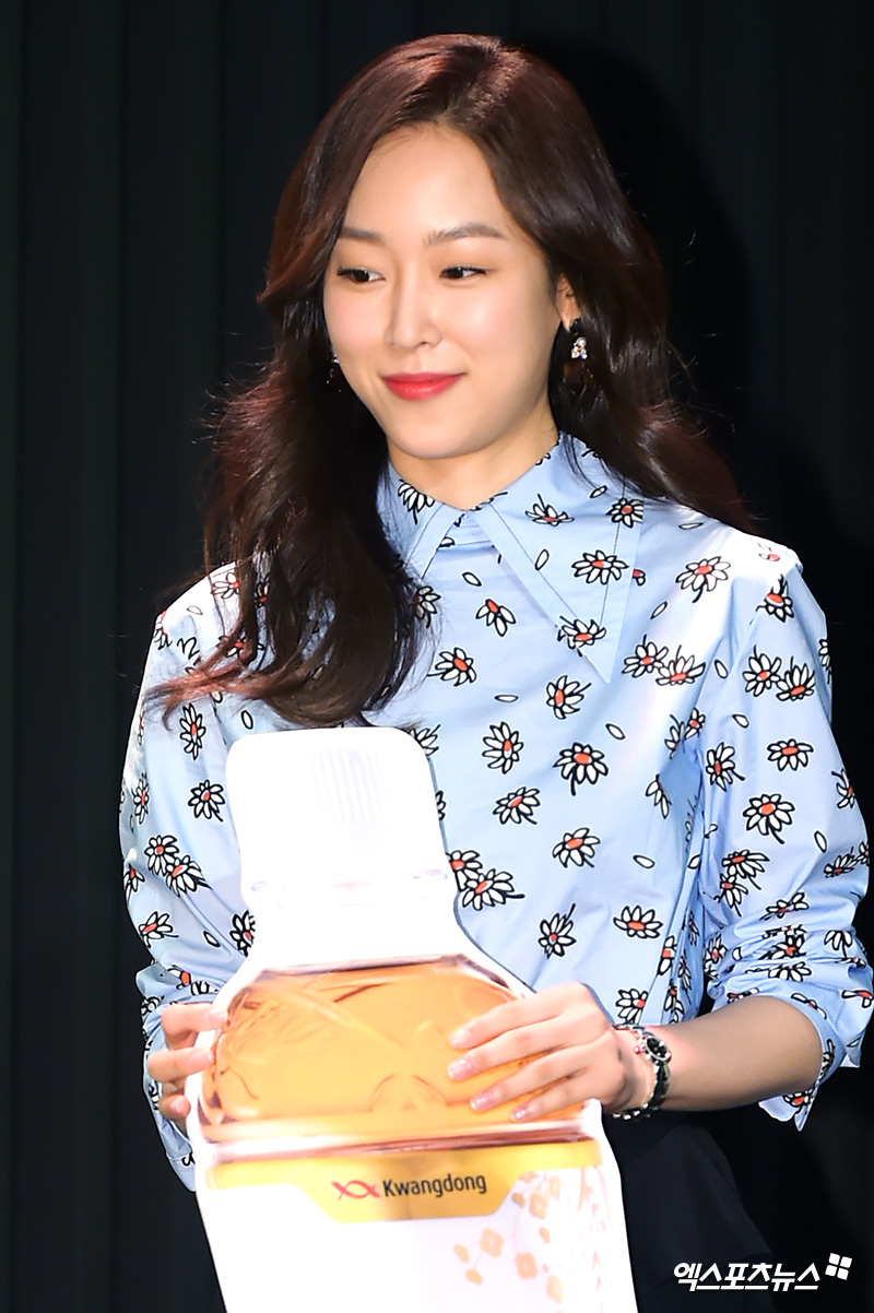 Actor Seo Hyun-jin, who attended the photo wall Event of the beverage brand held at a Studioss in Yeoksam-dong, Seoul on the afternoon of the 22nd, is entering to have photo time.