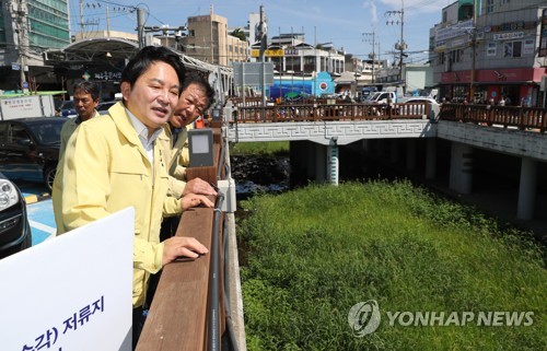 남수각 현장 점검하는 원희룡 제주지사 [연합뉴스 자료사진]