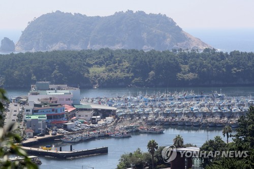 태풍 솔릭 북상…서귀포항으로 대피한 어선들 [연합뉴스 자료사진]