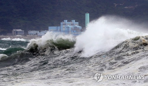 태풍 솔릭 북상중 (서귀포=연합뉴스) 박지호 기자 = 제주도가 제19호 태풍 솔릭의 영향권에 든 22일 오전 서귀포시 안덕면 사계리 앞바다에 거센 파도가 몰아치고 있다. 파도 뒤로 화순 화력발전소가 보인다. 2018.8.22      jihopark@yna.co.kr  (끝)