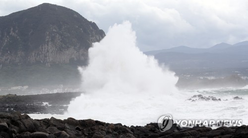 '산방산 마저 집어삼킬 듯' (서귀포=연합뉴스) 박지호 기자 = 제주도가 제19호 태풍 솔릭의 영향권에 든 22일 오후 서귀포시 안덕면 사계리 앞바다에 거대한 파도가 몰아치고 있다. 2018.8.22