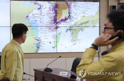 '솔릭' 북상, 해수부 비상근무 (세종=연합뉴스) 이진욱 기자 = 한반도가 제19호 태풍 '솔릭'의 영향권에 든 22일 오후 정부세종청사 해양수산부 '태풍피해 비상대책 상황실'에서 직원들이 비상근무를 서고 있다. cityboy@yna.co.kr (끝)