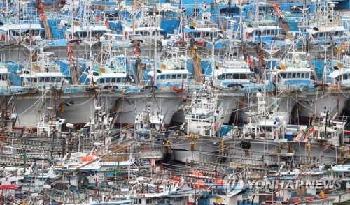 태풍 솔릭 대비하는 어민 (서귀포=연합뉴스) 박지호 기자 = 제주도가 제19호 태풍 솔릭의 영향권에 든 22일 오후 한 어민이 서귀포항에 정박한 어선 사이를 넘어 다니며 대비 상태를 점검하고 있다. jihopark@yna.co.kr (끝)