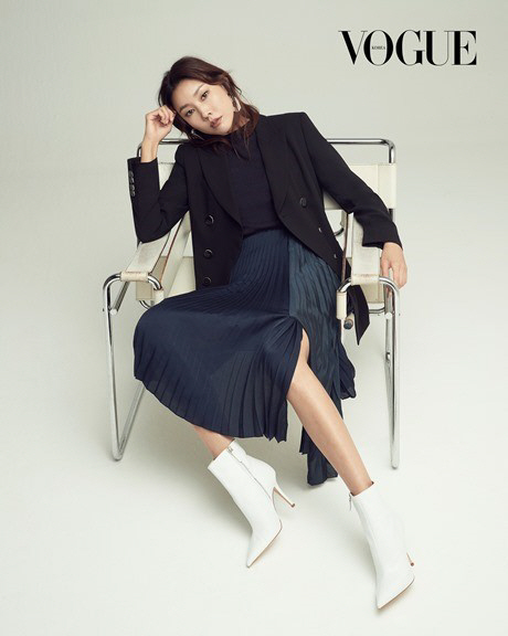 Top model Han Hye-jins fashion picture has been released.This picture, which is with fashion magazine Vogue (VOGUE), has attracted attention by introducing Han Hye-jins various charms and sensual autumn styling.Han Hye-jin in the public picture showed an elegant yet stylish look with a time double jacket and an asymmetric pleats skirt.In addition, the three-dimensional Silhouette of the design black dress with a perfect body Line boasted.On the other hand, more pictures of Han Hye-jin can be found in the September issue of Vogue.