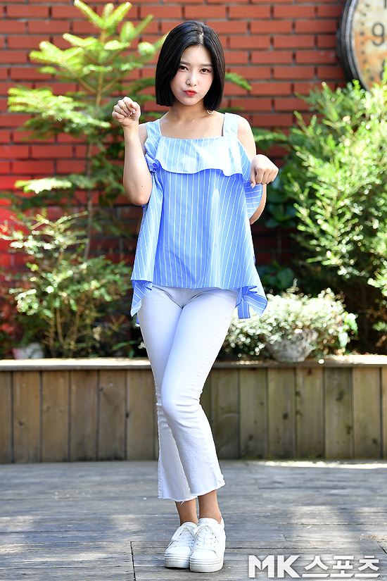 Girl group DIA was interviewed at a cafe on the street of Sinsa-dong, Gangnam-gu, Seoul on the afternoon of the 22nd.Girl group DIA (Unis, Eunjin, Jenny Kim, Jung Chae-yeon, Yevin, Eunchae, Jueun, Sommy) member Jenny Kim poses before the interview.