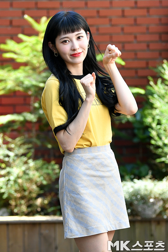 Girl group DIA was interviewed at a cafe on the street of Sinsa-dong, Gangnam-gu, Seoul on the afternoon of the 22nd.Girl group DIA (Unis, Eunjin, Jenny, Jung Chae-yeon, Yevin, Eun Chae, Ju Eun, Som Yi) member Yevin poses before the interview.