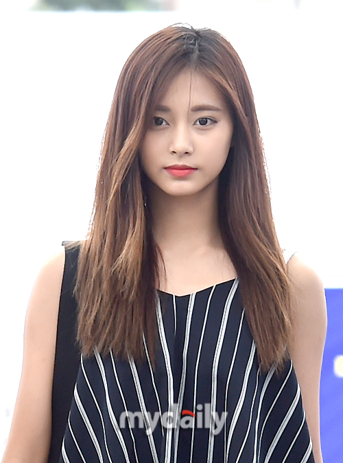 TWICE TZUYU is leaving for Indonesia via the concert car, the Incheon International Airport, on the afternoon of the 23rd.