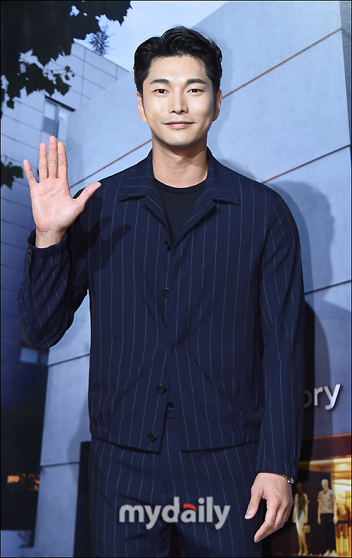Daytime Emmy Award for Outstanding Talk Show Lee Min-woong attends an opening event celebration party held at the Hannam-dong Theory Flagship Store in Seoul on the afternoon of the 23rd.