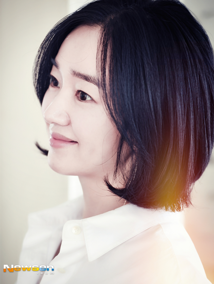 Actor Soo Ae, who starred in the movie High Society (Director Transformation) on the morning of August 22, is filming a high society interview at a cafe in Jongno-gu, Seoul.The movie High Society premiere is a film about the story of a couple who are stained by their desires throwing everything into a beautiful and ugly High Society premiere.Soo Ae, a professor of economics and a promising political newcomer, who is filled with Park Hae-il, ability and ambition, is overwhelmed with a colorful yet elegant style that fits the High Society premiere.It will be released on August 29th.Lee Jae-ha