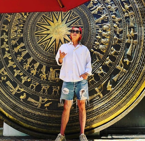 Actor Jung Kyung-ho has released a photo of the OCN drama Life on Massu Engira Masillamani award ceremony.Jung Kyung-ho posted a picture on his instagram on August 22 with an article entitled Reward Leave.The photo showed Jung Kyung-ho posing in front of the statue; Jung Kyung-ho added a refreshing charm by matching Shorts and a red baseball cap.Jung Kyung-hos swag-filled pose catches the eye.The fans who responded to the photos responded such as It looks like a model, Thank you very much, come to play comfortably, It is very handsome! Enjoy your vacation.delay stock