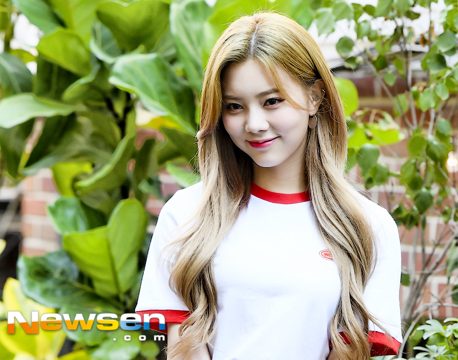 DIAs fourth mini album SUMMER ADE was released on August 22 at a cafe in Sinsa-dong, Gangnam-gu, Seoul.DIA Eun Chae poses before the interview.Meanwhile, DIA won first place on August 14th on The Show with a comeback with Woo Woo.Jung Yoo-jin
