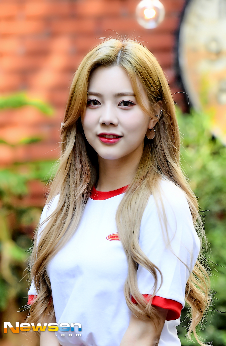 DIAs fourth mini album SUMMER ADE was released on August 22 at a cafe in Sinsa-dong, Gangnam-gu, Seoul.DIA Eun Chae poses before the interview.Meanwhile, DIA won first place on August 14th on The Show with a comeback with Woo Woo.Jung Yoo-jin