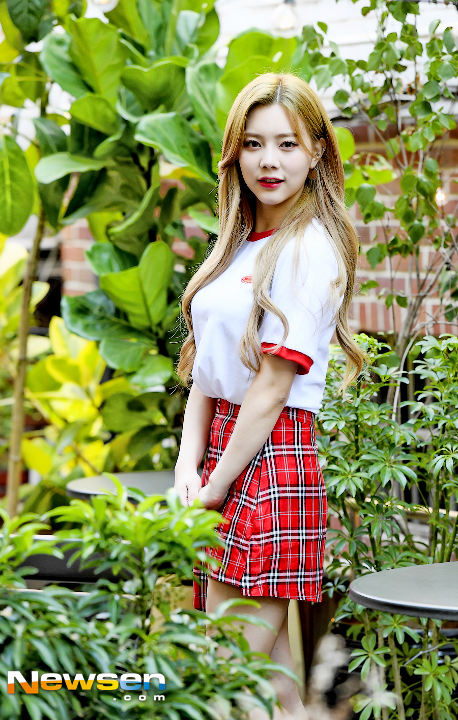 DIAs fourth mini album SUMMER ADE was released on August 22 at a cafe in Sinsa-dong, Gangnam-gu, Seoul.DIA Eun Chae poses before the interview.Meanwhile, DIA won first place on August 14th on The Show with a comeback with Woo Woo.Jung Yoo-jin