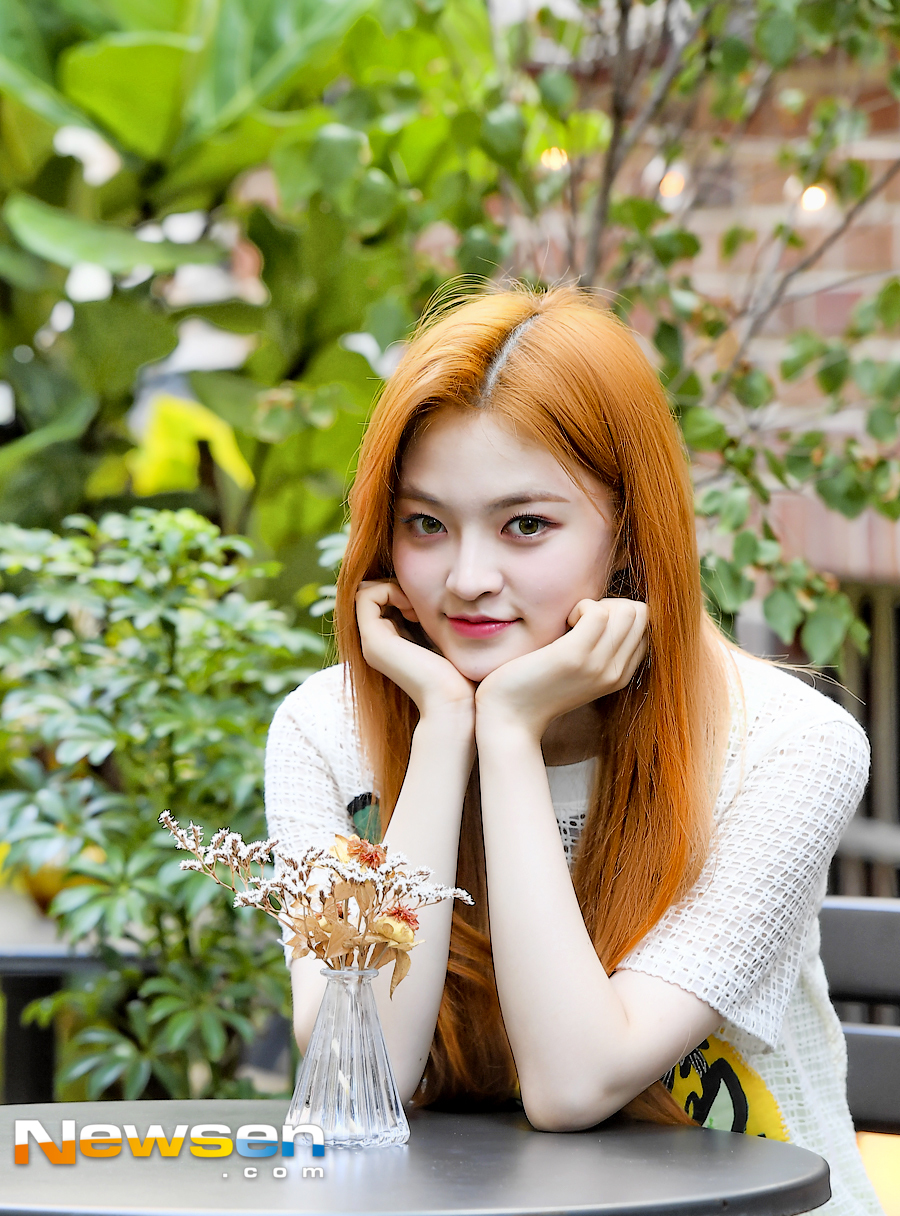 DIAs fourth mini album SUMMER ADE was released on August 22 at a cafe in Sinsa-dong, Gangnam-gu, Seoul.DIA Somni poses before the interview on the day.Meanwhile, DIA won first place on August 14th on The Show with a comeback with Woo Woo.Jung Yoo-jin