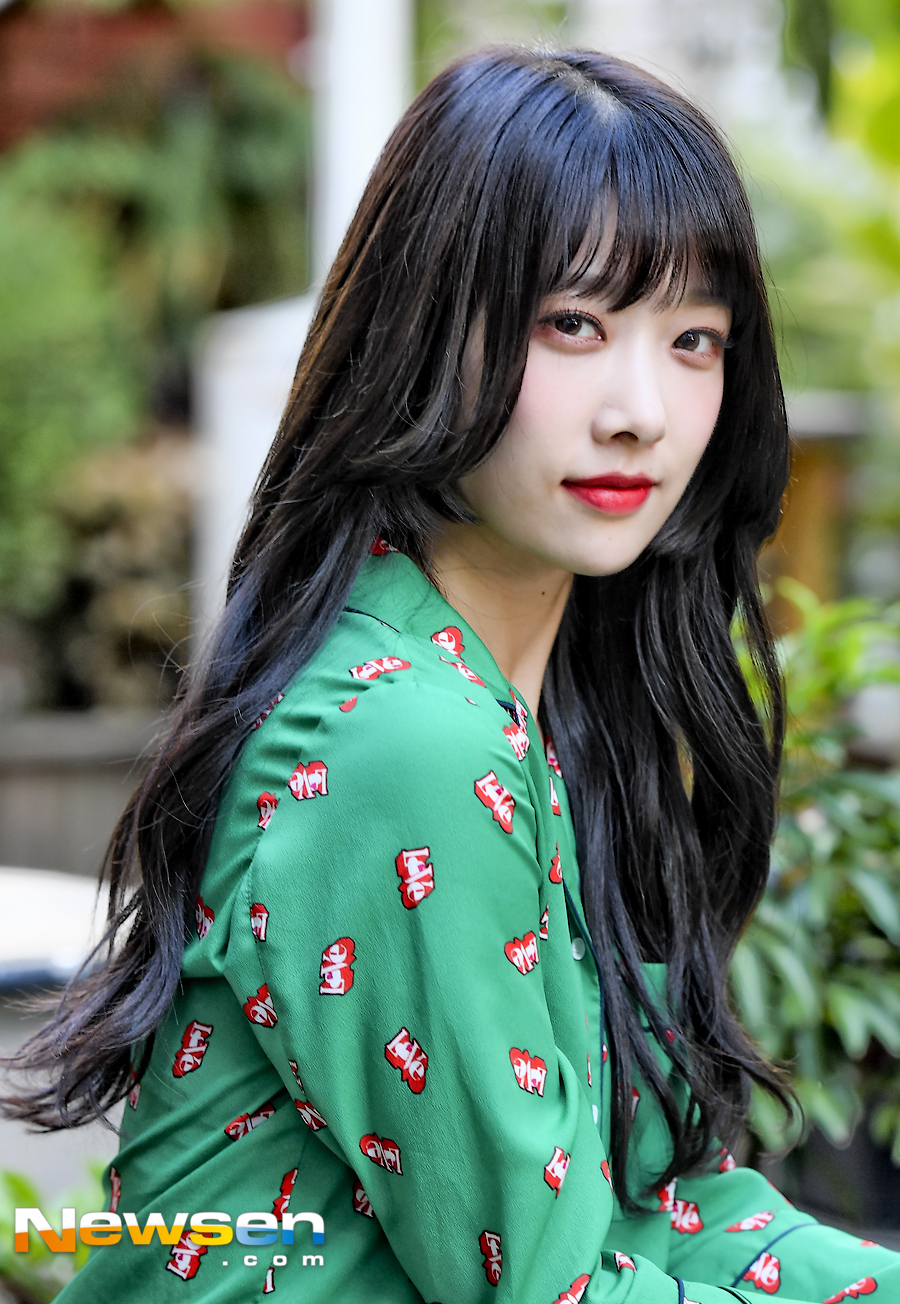 DIAs fourth mini album SUMMER ADE was released on August 22 at a cafe in Sinsa-dong, Gangnam-gu, Seoul.DIA UNICE poses before the interview on the day.Meanwhile, DIA won first place on August 14th on The Show with a comeback with Woo Woo.Jung Yoo-jin