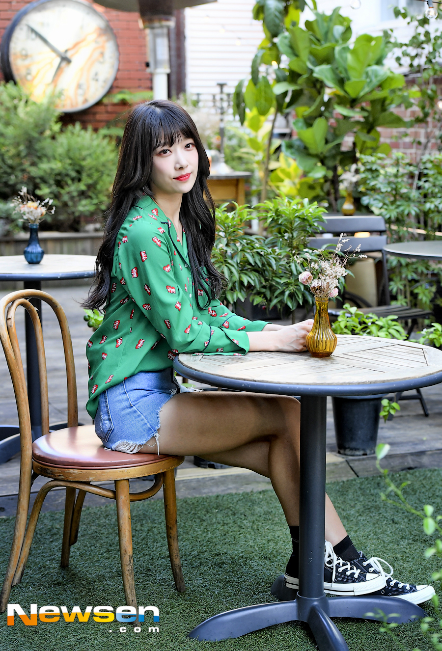 DIAs fourth mini album SUMMER ADE was released on August 22 at a cafe in Sinsa-dong, Gangnam-gu, Seoul.DIA UNICE poses before the interview on the day.Meanwhile, DIA won first place on August 14th on The Show with a comeback with Woo Woo.Jung Yoo-jin