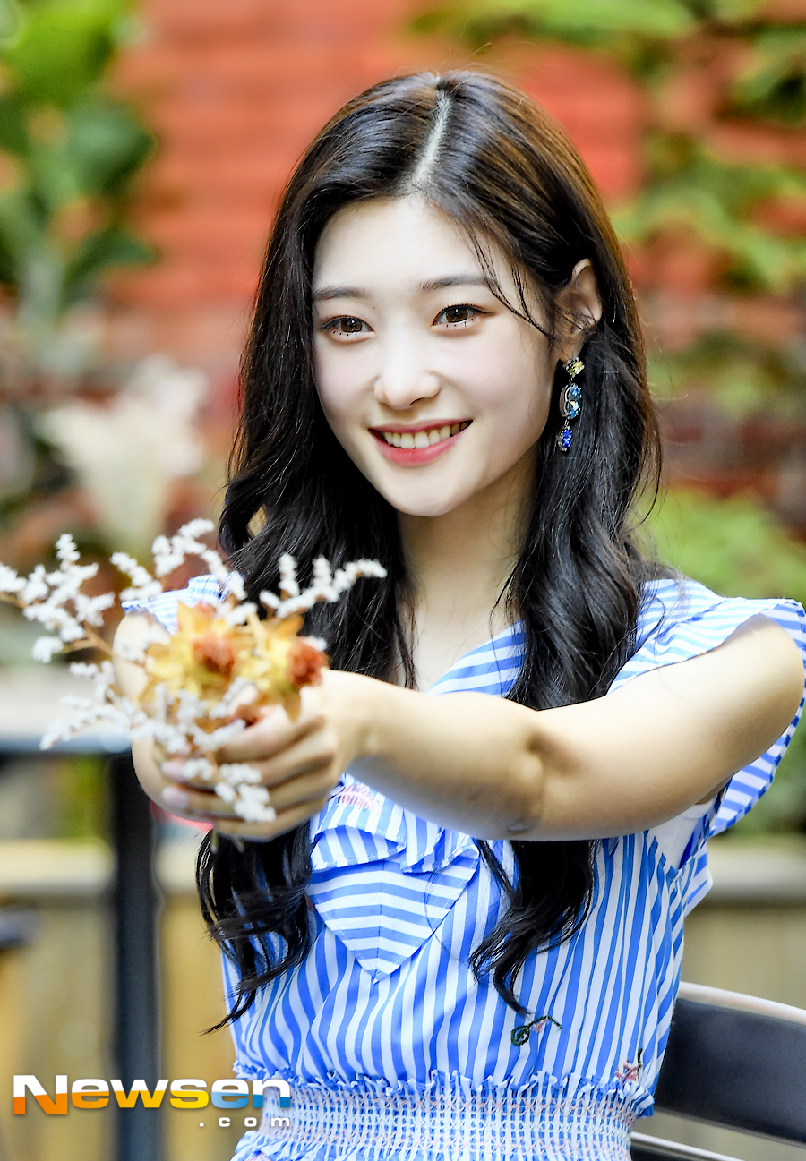 DIAs fourth mini album SUMMER ADE was released on August 22 at a cafe in Sinsa-dong, Gangnam-gu, Seoul.DIA Jung Chae-yeon poses before the interview.Meanwhile, DIA won first place on August 14th on The Show with a comeback with Woo Woo.Jung Yoo-jin