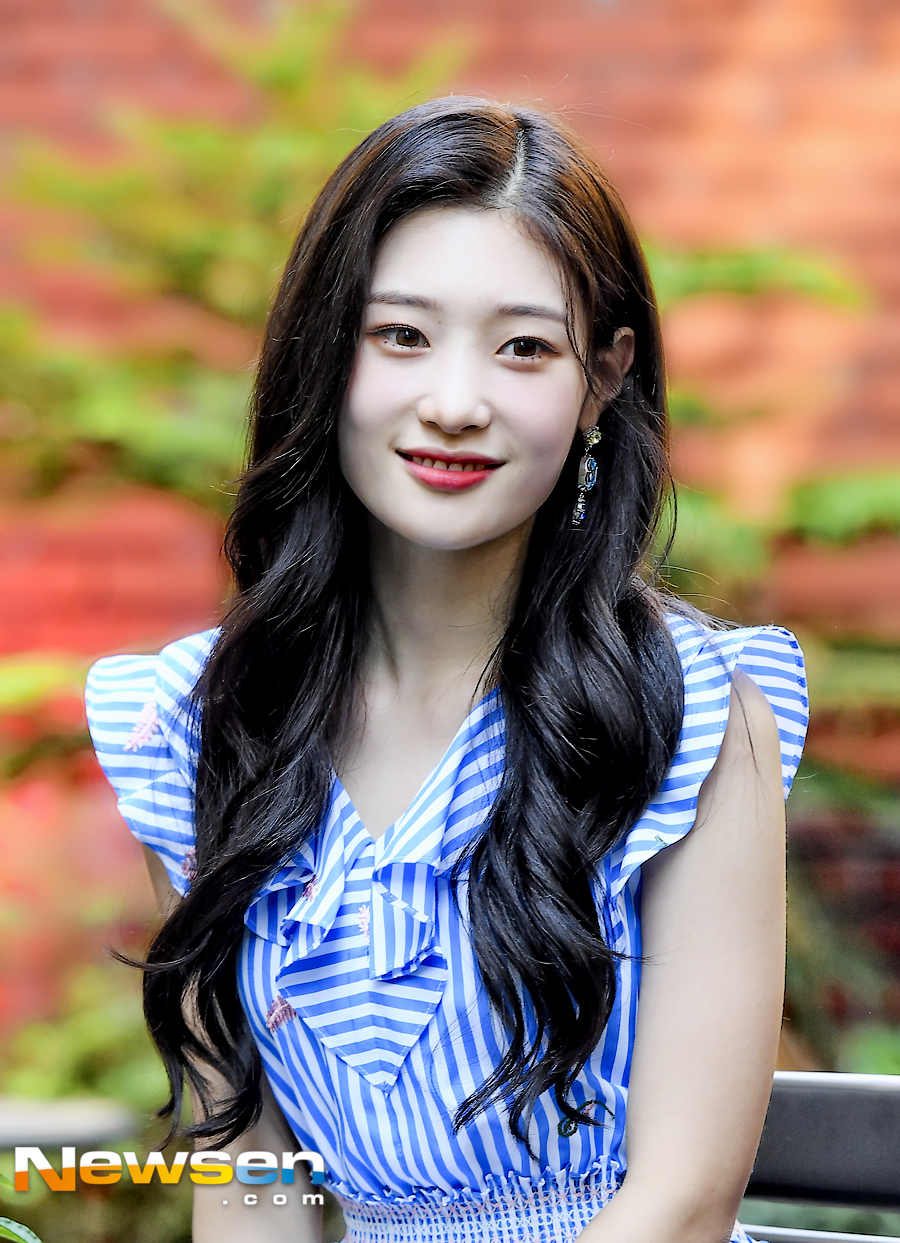 DIAs fourth mini album SUMMER ADE was released on August 22 at a cafe in Sinsa-dong, Gangnam-gu, Seoul.DIA Jung Chae-yeon poses before the interview.Meanwhile, DIA won first place on August 14th on The Show with a comeback with Woo Woo.Jung Yoo-jin
