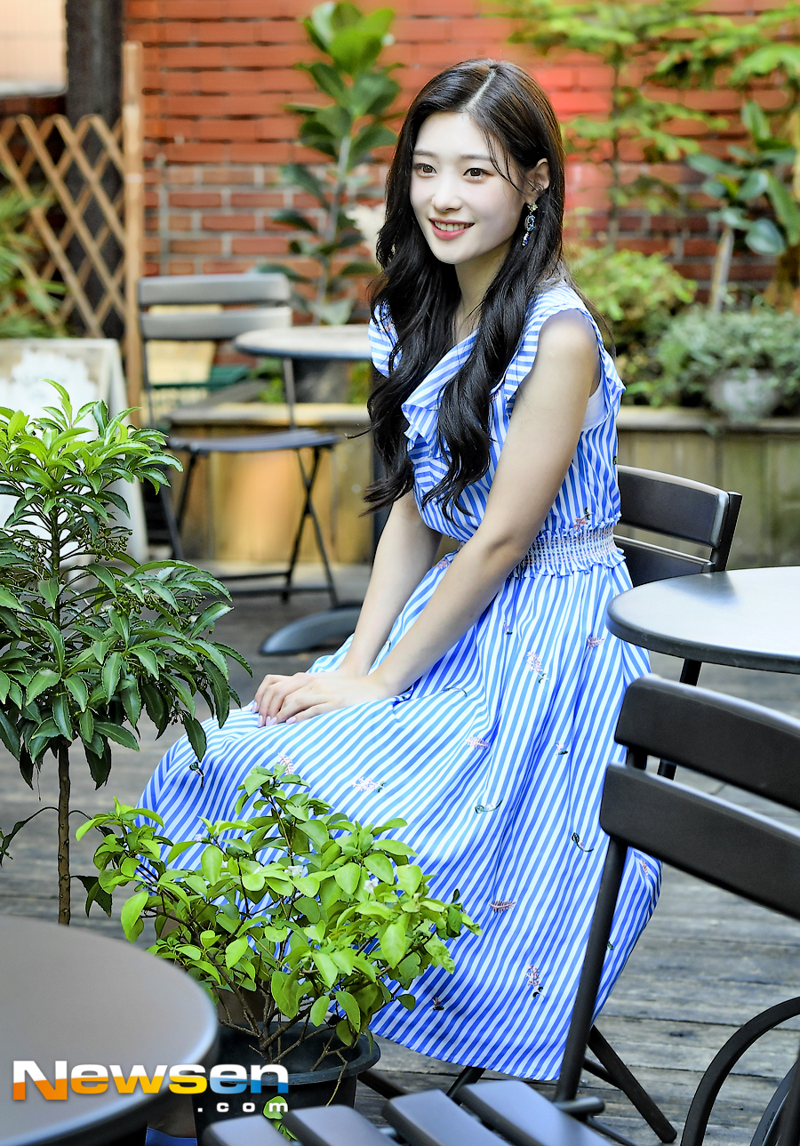 DIAs fourth mini album SUMMER ADE was released on August 22 at a cafe in Sinsa-dong, Gangnam-gu, Seoul.DIA Jung Chae-yeon poses before the interview.Meanwhile, DIA won first place on August 14th on The Show with a comeback with Woo Woo.Jung Yoo-jin