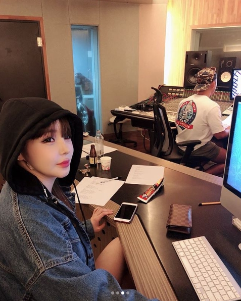 Park Bom, a former group 2NE1, has unveiled his preparations for a comeback.Park Bom posted a photo on his instagram on August 22 with an article entitled In the Recording Room.The photo shows Park Bom, who is engaged in recording work; Park Bom is working on a black Hooded T-shirt.Park Boms small face size and the skin like Chapssal-tteok catch the eye.The fans who responded to the photos responded such as Do you finally come back, I can not wait, so give me the album quickly and I am expecting.delay stock