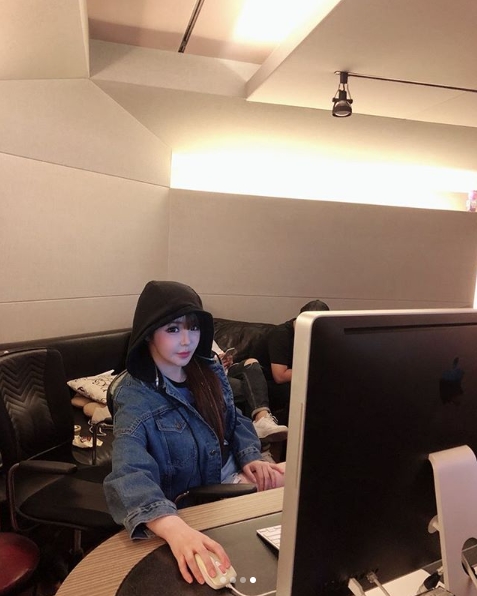 Park Bom, a former group 2NE1, has unveiled his preparations for a comeback.Park Bom posted a photo on his instagram on August 22 with an article entitled In the Recording Room.The photo shows Park Bom, who is engaged in recording work; Park Bom is working on a black Hooded T-shirt.Park Boms small face size and the skin like Chapssal-tteok catch the eye.The fans who responded to the photos responded such as Do you finally come back, I can not wait, so give me the album quickly and I am expecting.delay stock