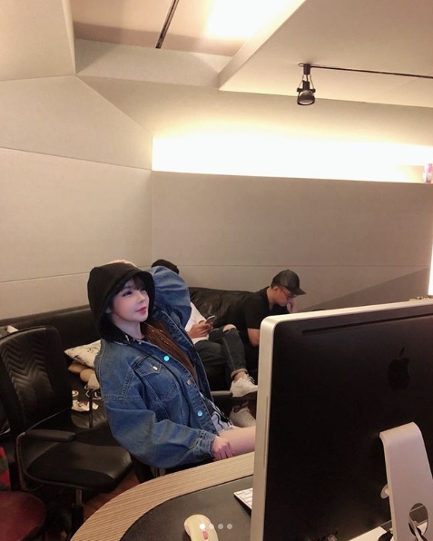 Park Bom, a former group 2NE1, has unveiled his preparations for a comeback.Park Bom posted a photo on his instagram on August 22 with an article entitled In the Recording Room.The photo shows Park Bom, who is engaged in recording work; Park Bom is working on a black Hooded T-shirt.Park Boms small face size and the skin like Chapssal-tteok catch the eye.The fans who responded to the photos responded such as Do you finally come back, I can not wait, so give me the album quickly and I am expecting.delay stock
