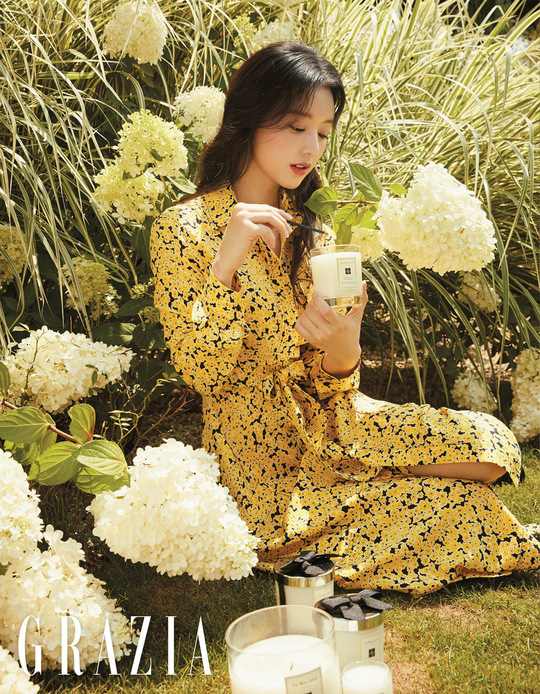 Actor Kim Ji-won showed off her bland beauty.Fashion magazine Maria Grazia Cucinotta has unveiled a pictorial of actor Kim Ji-wons elegant and lovely goddess Mood.Kim Ji-won in the picture produced a fascinating atmosphere of autumn feeling with Joe Malone Londons new product Hazel Honeysuckle and Davana in a fresh outdoor garden reminiscent of Europe.Kim Ji-won said in an interview, Joe Malone London is a brand that comes to mind when it is Britain.I like the unique clean and luxurious atmosphere. He also commented on Hazel Honeysuckle and Davana, When I smelled it, I was happy because I was reminded of wildflowers that were full of life in the country garden.But after a while, the fragrance is sprinkled and the sweet and sweet fragrance is gradually finished with an alluring fragrance! I feel the variation of this fragrance more attractive.Kim Ji-won is the back door that made the atmosphere of the filming scene warm by concentrating on shooting while laughing even in the hot heat of the day.sulphur-su-yeon