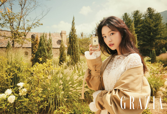 Actor Kim Ji-won showed off her bland beauty.Fashion magazine Maria Grazia Cucinotta has unveiled a pictorial of actor Kim Ji-wons elegant and lovely goddess Mood.Kim Ji-won in the picture produced a fascinating atmosphere of autumn feeling with Joe Malone Londons new product Hazel Honeysuckle and Davana in a fresh outdoor garden reminiscent of Europe.Kim Ji-won said in an interview, Joe Malone London is a brand that comes to mind when it is Britain.I like the unique clean and luxurious atmosphere. He also commented on Hazel Honeysuckle and Davana, When I smelled it, I was happy because I was reminded of wildflowers that were full of life in the country garden.But after a while, the fragrance is sprinkled and the sweet and sweet fragrance is gradually finished with an alluring fragrance! I feel the variation of this fragrance more attractive.Kim Ji-won is the back door that made the atmosphere of the filming scene warm by concentrating on shooting while laughing even in the hot heat of the day.sulphur-su-yeon
