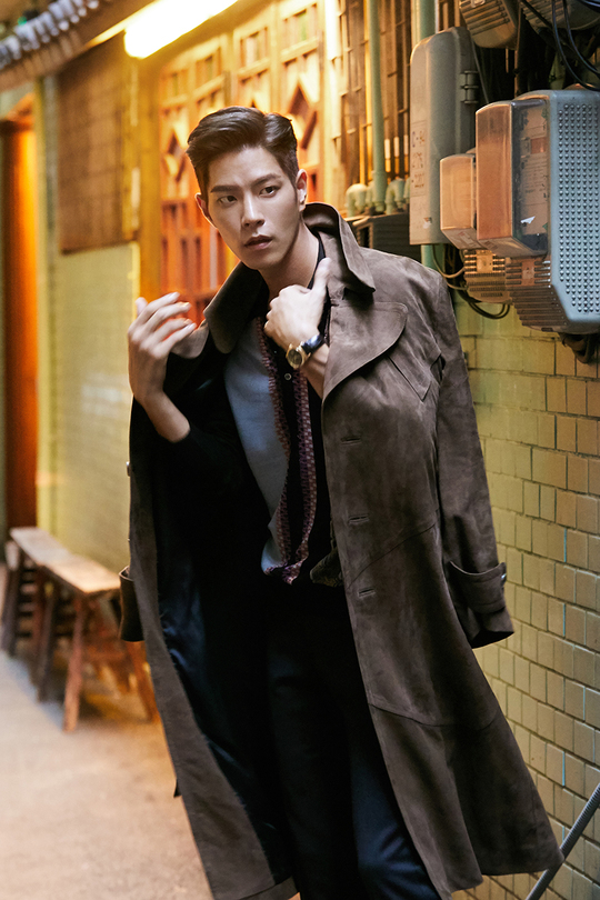 Actor Hong Jong-Hyun captivated the eye with visuals of eye cleansing.Hong Jong-Hyun released the behind-the-scenes cut of the September issue of fashion magazine GQ on August 23.During the filming, charismatic eyes and sexy masculine beauty overwhelmed the eyes, while during the break, Snack food and sunny appearance were added to the charm of the reversal.In the behind-the-scenes photo, Hong Jong-Hyun has a warm charm with superior physical and pleasant smiles that stand out in light attire.In addition, before entering the shooting, he was interested in styling and chose his own items, showing off his fashionista downside.Especially, it boasts perfect suit fit and solid abs, and showed a force that is as good as a professional model with colorful pose and eyes.Hong Jong-Hyun is expected to play the role of top star Ma Wang-joon in the pre-production drama Absolute Boyfriend, and to show the charm of Dere by forming a triangle between GFriend Umdada and the suddenly appeared Zero Nine.After a year of I love the king last year, I will return to the house theater and try to make another acting transformation.Hong Jong-Hyun is in the midst of filming the pre-production drama Absolute Boyfriend which will be broadcast in the second half of the year.hwang hye-jin