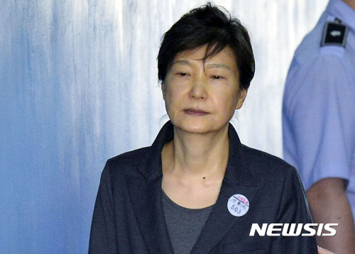 【서울=뉴시스】최동준 기자 = 박근혜 전 대통령이 지난해 9월14일 오전 서울 서초구 서울중앙지법에서 열린 국정농단 공판에 출석하기 위해 호송차에서 내려 법정으로 향하고 있다. 2017.09.14. photocdj@newsis.com