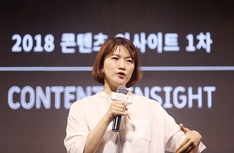 The 2018 Content Insight Seminar - New Strategy of Entertainment Contents: Storytelling and Format was held at 2 pm on the 22nd at the Hongneung Content Talent Campus in Dongdaemun-gu, Seoul.MBC I live alone Hwang Ji-young PD, Channel A Heart Signal Lee Jin-min PD, SBS Running Man Jung Chul-min PD came out and gave the program maker more detail and vividly than ever.How to Save I Live Alone: The Rainbow Love Live!, Activating TalkHwang Ji-young PD, who has been in charge of I live alone since November 2016, remembered the situation at the time, saying, The life and awareness of the program have almost reached.Hwang PD introduced an anecdote that put Daniel Henney, saying, It was necessary to attract the attention of the public who returned.Hwang PD said, At that time, the fan base of I live alone was almost a man.It was necessary for female viewers to see people who did not have eyes, so they needed a strategy to attract female viewers. But Daniel Henney shooting was not easy.Hwang PD added, Basically, I was a foreigner, so I felt panic that the camera was installed in my bedroom.Daniel Henneys appearance, which had not been on the reality program or observation entertainment that revealed himself in the meantime, was enough to collect topics, and reactions came a little bit here and there.I was long-lived, but the reaction was good, and the guys seemed to feel like, Oh, well, you look good ~ and (with this broadcast) theyve pulled a little female viewers, Hwang PD said.It is also indispensable to activate The Rainbow Love Live!, which shows the day until one person wakes up and falls asleep.It was literally a falling cost because it was not easy to take a lot of food and get involved all day, but Hwang PD shot The Rainbow Love Live! almost every week.Ive also increased my talk time. Ive expanded my talk to personal videos, mostly from The Rainbow Love Live!Hwang PD said, I once filled the audio, but I thought that (the members) should be close. When I write a program, I make a lot of close people.Thats because they make fun of each other and chemi burst, he said.At first, the awkward members of The Rainbow became familiar with each other, enabling various combinations.Two (Jeon Hyun-moo - Han Hye-jin, Park Na-rae - Kian84) were tied up, or three (three idiots - Ishian, Kian84, Henry) were tied up, and a love line was triangular.Hwang PD said, Members thought that chemistry should come out, and this was the goal of introducing talk.As the members became familiar, Jungmo became fun. Hwang PD said, Jungmos ratings have fallen as long as she does.Viewers also want to see the picture of living alone, why are they gathering? He said that the members were close to Naraba in earnest.Hwang PD said, Ive laughed the most since I started filming with these members at the time of Naraba, and they were so excited that they were bursting into so-called Hyun-woo (real laughter).When I went out on the air, I liked it (the viewers) very much, he said.Hwang PD recently said of the sponsorship coming out because the race response was not so good, Its no sponsorship. The ride is no sponsorship.We have paid for the pension, he said.  (Chung) has our own cause, composition and reason, and now viewers are worried because they just want to be funny.What Im curious about: whether the cast is invited and scriptedChannel A Heart Signal, which started in June last year and has gathered tremendous topics, came out in March this year thanks to its popularity.Channel A, which was biased in reporting and current affairs, has an image that it is a broadcasting company that creates entertainment that can be seen as the success of Heart Signal and City Fisher.Lee Jin-min PD, who made Season 1 and 2, said, The company has a solid middle-aged audience, but there is no young content, so I asked them to make something that young children would like. Then lets talk about everything I like, He said.Who is the most worried person who likes it? He said, I do not know the other persons mind. I wanted to be innovative if there was a program to tell the tips.Ive never done such a funny YG Entertainment. Even the youngest people who were worried about me would talk to me, because they have a love story, he added.Heart Signal is a program that matches who and who loves eight men and women living together in a space called Signal House.So it is classified as love reasoning entertainment. The main character is a non-entertainer with his own work, but he has become a hot topic since appearing in Heart Signal.Another question is whether or not the script is written. Many of them said that there is a script because the season 1 and season 2 is different from the expectation.I like it if I give the script to them. It is good if someone has a plot that they like, but I do not know how to get the maximum amount of fun. The PD said, Please do this, please do that, and they are stiff and do not speak.It is a success point to make us recognize as if we do not have our existence (the production team), he said. But text at midnight, have a dinner for each man and woman, and make a plate for development, such as never talking about your mind even if your partner changes.Reality works well if its well-organized, so you have to put the maximum amount of effort into making the edition, said Lee.These people have to have trust to reveal their own. At least if there is trust in the production team, will make the ugly corner of me for reasons and make the good look better?I will think about it, or I will not show myself. Also, this PD heard empathy because viewers were enthusiastic about Heart Signal. He said, Im sorry to say, Those fools...Ive been through it, so Im sympathetic. Oh, I can tell you why.Everyone has that much love experience, so I want to talk about these people too much. Re-leasing Running Man: Chodding Man and The Masterpiece ManSBS Running Man, which started in July 2010 and has been broadcasting this year for more than eight years, was a longevity program.In addition, at the end of last year, notice of getting off without consultation with the parties was made, and the story of the end of February this year was announced.However, Running Man is currently cruising again with the addition of new members Jeon So-min and Yang Se-chan to six members of the first year (Yoo Jae-Suk and Haha and Kim Jong Kook and Song Ji-hyo and Ji Suk-jin and Lee Kwang-soo).Running Man, which was based on a framework for chasing and taking off the name tag in the background of City, and with fantasy elements that move space and time or use superpowers, was once sluggish enough to drop ratings by 2.8%.However, Running Man is a highly profitable program based on its enormous overseas popularity, so it could not be easily removed.Like Hwang Ji-young PD, who was a lecturer earlier, Jung Chul-min PD was also in a position to save the dying program.Jung PD said, I was actually supposed to leave it to Lee Hwan-jin PD, but Yoo Jae-Suk continued to say, You have to do it.I submitted a new YG Entertainment plan, but the general manager called me and persuaded me that the program would be a terrible pro.At that time, I asked him to do it. In the long run, Jung PD said that Running Man is fun and that people who fit well with existing members are needed.So the person who put it was actor Jeon So-min and comedian Yang Se-chan.Jung PD said, Jeon So-min was full of excitement as he talked, and Mr. Sechan was good with his members.Jung PD said, Currently, SBS is putting both personnel and performance at 2049 ratings.So the goal was to get out of the master by putting a real sensibility that was not seen by the age of 49 from the 20s. I did not open the name tag, he said, that was the only thing that dropped the audience rating.What happens every week when you have eight years of race with someone, and you have no tension because you already know each other, and you have to be a contest. Here, Running Man is getting closer to viewers again because it has led to a new direction, such as offering the benefits that members can really greed (such as overseas tours).Gallup Korea is steadily holding the top 10 TV programs that Koreans like, and IPTV re-viewing service and viewer preference are recovering.2018 Content Insight Seminar - New Strategy for Entertainment Content: Storytelling and Format I Live Alone - Heart Signal - Running Man PDs production