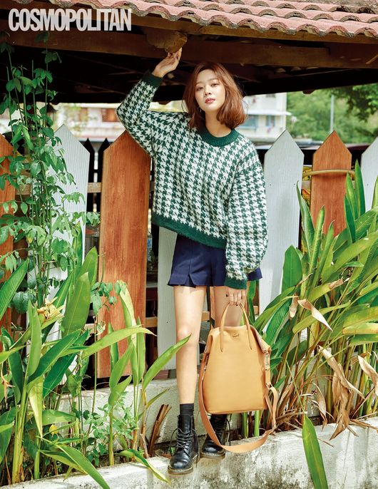 Cosmo Politan released the picture of Actor Jo Bo-ah in the September issue.This picture, shot in Malaysia Kuala Lumpur, showed a vivid scene shot in local restaurants and green streets.Her lovely charm was bright locally, with a T-shirt with logo prints added, and a stylish bag added to the check pattern costume at the center of the fall trend.In a subsequent interview, Jo Bo-ah said, The genre I want to do is a romantic comedy. I want to show my usual personality naturally in my work.I have too many roles to try because I have not done it. As for the job, Actor, Ive never imagined that Actor was not a job, and Im so attached to what Im doing.I have poured all my efforts in my early 20s and I am still slowly building up. Jo Bo-ahs detailed picture and interview will be available in the September issue of Cosmo Politan and on the official SNS and website of Cosmo Politan.cosmo politan