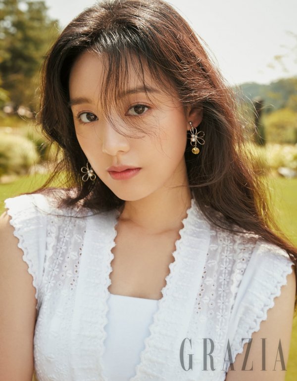 Actor Kim Ji-won completed the pictorial with elegant Aura.Kim Ji-won in the public photo is creating an outdoor Camille Monet and a Child in the Artists Ga fascinating atmosphere reminiscent of Europe.He completes Kim Ji-wons Aura in perfect harmony with the autumn mood.In the ensuing photo, Kim Ji-won boasts a beautiful beauty with a clear eye.In particular, he stares at the camera with a lovely but elegant eye, capturing the viewers gaze at once.On this day, Kim Ji-won freely expressed his expression and pose that match the concept, and gave praise to the field staff by creating a high-quality picture.In addition, even in the hot swelter where the sun is strong, it does not lose the smile until the end, and it is the back door that made the filming scene cheerful.More pictures of Kim Ji-won can be found in the September issue of Gracia.