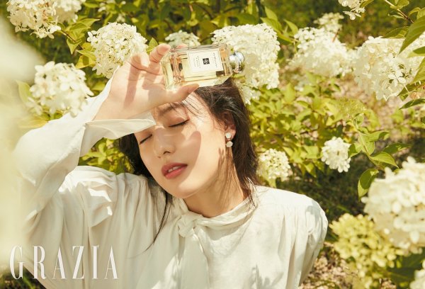 Actor Kim Ji-won completed the pictorial with elegant Aura.Kim Ji-won in the public photo is creating an outdoor Camille Monet and a Child in the Artists Ga fascinating atmosphere reminiscent of Europe.He completes Kim Ji-wons Aura in perfect harmony with the autumn mood.In the ensuing photo, Kim Ji-won boasts a beautiful beauty with a clear eye.In particular, he stares at the camera with a lovely but elegant eye, capturing the viewers gaze at once.On this day, Kim Ji-won freely expressed his expression and pose that match the concept, and gave praise to the field staff by creating a high-quality picture.In addition, even in the hot swelter where the sun is strong, it does not lose the smile until the end, and it is the back door that made the filming scene cheerful.More pictures of Kim Ji-won can be found in the September issue of Gracia.