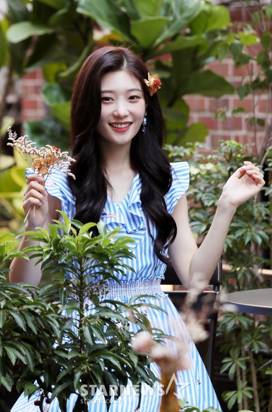 Girls Group DIA (Unice State is Ki Hee-hyun Jenny Jung Chae-yeon Eunchae Som) member Jung Chae-yeon expressed her candid thoughts about the various feelings she felt while performing as a singer.DIA interviewed at the Sinsa-dong Mo Cafe in Seoul, Gangnam-gu on the 22nd.On this day, Jung Chae-yeon expressed various thoughts about the achievement of DIAs comeback activity and the achievement of the first place in music broadcasting.Jung Chae-yeon said, There was a time when I had a low self-esteem for a while while working as a member of DIA. I was hurt to become another comment that I felt as an advice while watching malicious comment.After that, people around me talked to me a lot and advised me, Im loved (by someone), but I cant all like you.I think if you get loved by fans, you have to give up a few things, because not everyone can like us.In terms of privacy, it also happens to want to sleep more or to give up what you want to eat. Jung Chae-yeon also expressed his candid thoughts about receiving a lot of love from his fans through this comeback activity.If you say its pretty to us, its more beautiful, and if you say its ugly, its ugly.So if you do well to us, you will think that you want to do better and you will become thirsty.I also think that the album should be appreciated by the company, but I think that something Wild carrot and whip should coexist.Of course, I sometimes give Wild carrots, but I think it is necessary to have a whip with Wild carrots added to it rather than just giving Wild carrots. Jung Chae-yeon said, The personality of DIA members is timid. If the whip is right, the members will die. But I think it is part of my interest to get confused.If the president of the agency does not hurt us, it is uneasy. Meanwhile, DIA released its fourth mini album, Summer Aid, and resumed its activities through a major online music site at 6 p.m. on the 9th.