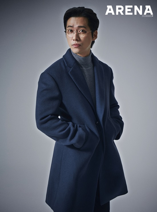 Actor Namgoong Min boasted a dandy charm through the picture.Namgoong Min recently took a photo shoot with fashion magazine Arena Homme Plus.In the public picture, Namgoong Min started shooting with Pecker The on the theme of DANDY MAN.In the public picture, Namgoong Min shows the essence of the male daily look by perfectly digesting the shirt styling, business casual look, and autumn suit that are often encountered in everyday life.The stylish appearance of Namgoong Min can be found in the September issue of the Homme Plus.Photo = Homme Plus