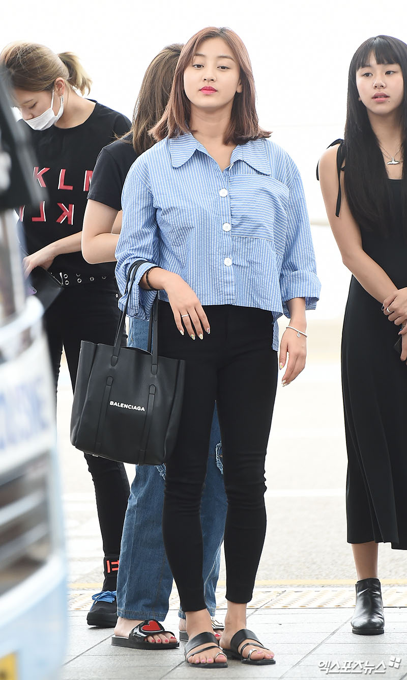 Group TWICE Jihyo left for Indonesia Jakarta through the Incheon International Airport on the afternoon of the 23rd.
