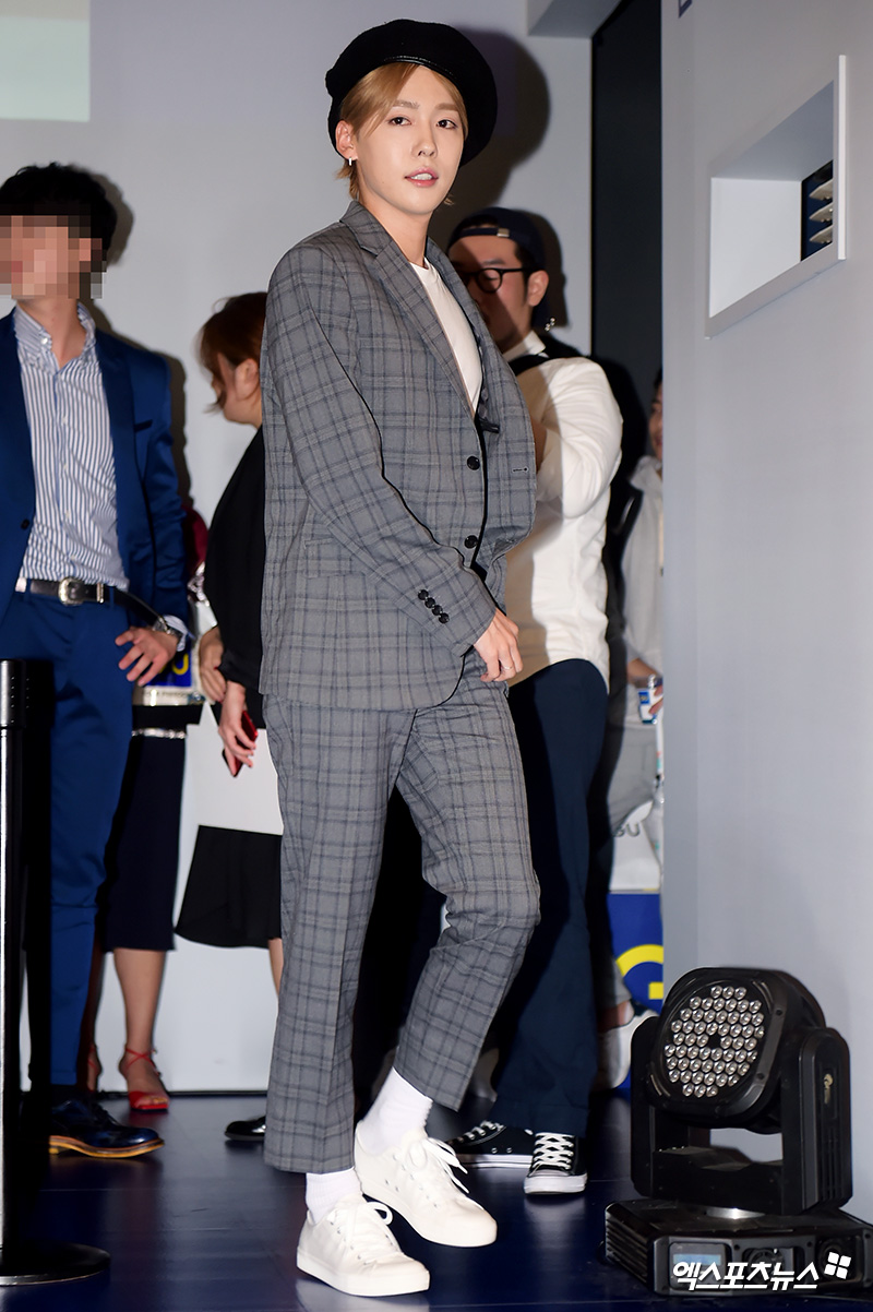 WINNER Kim Jin-woo, who attended the launch event of the clothing brand held at a store in Seogyo-dong, Seoul on the 23rd, is entering to have photo time.