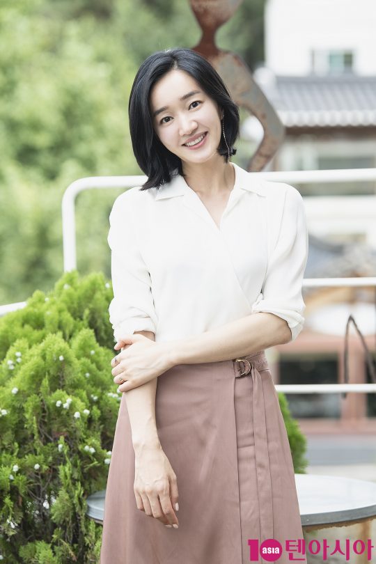 If you didnt feel burdened, youd be lying, but you were sure, said Actor Soo Ae, who showed off his extraordinary Acting through the movie High Society.Soo Ae, who made his debut in KBS drama School in 1999, was loved for his simple and innocent image.As an actor, he tried to show a new appearance from vile to athlete to break away from his fixed image.In High Society, Jun Jin played the role of Oh Su Young for Blow-Up. He also performed Bedsin for exposure.It was Top Model; there was no fear of unconventional Acting, Soo Ae met at a cafe in Palpan-dong, Seoul on the 23rd.10. What do you think of the movie? Is there any regret? Soo Ae: I am always so fond of my work... (laughing) I am glad that it ends safely rather than regret.It was fine until the premiere, but now it starts to tremble.10. High Society may have been the new Top Model. I wonder what made Choices. Soo Ae: There is a desire for various roles.I was attracted to the character who was chasing Blow-Up, and I thought it was going toward what I did not do rather than hesitate.10. Oh Su Young is a selfish character who is a Blow-Up mass. What did you think was important for Acting?Soo Ae: Why Oh Su Young had to be selfish? Did he do it from the beginning? He was living in a generous, unsavory way.Passion is a hard-working man. He is a professor, and he is a deputy director of the museum.But the disdain and disenfranchisement among the chaebols facing him seems to have changed Passion to Blow-Up. In that respect, I could understand Su-yeon.The director said, The second place is the first place. Even in school days, the test shows that the second place is not the first place, but the second place is crying.10. Oh Su Young is very daring for Blow-Up. Have you ever been a daring Jun Jin for Blow-Up in reality, not a play?Soo Ae: Unfortunately, it is a job that can not be done. If it is, it seems that the word Soo Ae said this.10. Exposure and Bedsin. Wasnt that burdensome? Soo Ae: If it wasnt burdensome, it was a lie. But I was more sure than burden.Rather than being sure that the movie will be good, it is a conviction for the works, and for the actors, the directors, and the staff who are breathing.Exposure, Bedsin, and others did not interfere with the purpose and direction of the act, but the process of communicating and coordinating with the bishop was necessary.I had to be convincing about what I intended to convey rather than the level of exposure. I thought it was Top Model.I hope that it will be well communicated to the audience in the present situation where the work is completed. I think it is a homework to solve by delivering my acting image without any strangers.10. Did you talk to your opponent, Lee Jin-wook, before taking the Bedsin? Soo Ae: Unfortunately, there was not much time for the episode with Lee Jin-wook.I had to talk in a short time. He was a gentleman. I met him for the first time and I could act.I talked to the director constantly before, so there was nothing difficult to understand and act on the scene.10. How was your work with the transformation director? Soo Ae: I cranked in mid-October after receiving an offer in April last year, and had a lot of conversations because I had a lot of time to sign a contract.The director was very fond of Oh Su Young, and of Soo Ae. He was actually a professor. I thought he was authoritative.Most of Actors opinions are accepted. Its a free-and-watch style. Its more comfortable. The High Society started work five years ago, and its long.The message I wanted to talk about was clear and I was confident about the bishop and the work.10. He offered Park Hae-il a direct appearance. Why? Soo Ae: He was a fan. I met him several times in private.I met at the awards ceremony early last year and made a proposal. I thought I should meet them when I could talk about youth.(Laughing) I have expressed my intention to be with any work from before, rather than having the role of Jang Tae-joon in this work in mind.There are similarities such as seniority and debut time, and there seemed to be a lot to learn.10. Was there much to learn from breathing with Park Hae-il? Soo Ae: There were quite a lot of sensitive parts for the female actors in the High Society.He served as an intervention in that. He had to make a place, listening to his thoughts and feelings.Hale does a lot of research before he does his usual Acting. Hes a schoolboy. Hes busy concentrating on his own.I was impressed by the way he was so good. He was so important to communicate. It seemed that the synergy between Actors had risen.10. What do you think of Jang Tae-jun-Oh Su Young and his wife? What is the ideal couple they think of when they should think about actual marriage?Soo Ae: I think theyre the ideal couple, comrades and the same side. Something bad happened, but I said I didnt want to break up.I had a belief that I would be there, even though I had revealed my face and feelings. But its a unique couple. Two beds in one room. (Laughs)10. I dont think I was too generous about infidelity. Soo Ae: It was shocking when I first saw the scenario.It seems that Su-yeon was important in time, and because she knew her husband was so naive.Su-yeons visit to Eun-ji (Kim Gyu-sun), who spent the night with Tae-joon, made sense when I saw the situation in the drama, but I think she would have gone to Tae-joon.10. Overall, it seems like a lot of goodwill. There are some parts that can be unpleasant to the audience. Soo Ae: I sympathize.The color of the movie High Society is the part that can not be avoided. It seems to be the key to how to communicate smoothly.10. There are several lines in the movie that say, Dont cross the line. In the end, they value the line that should be crossed, and should not be crossed. What do you think is the line that you should keep in your daily life?Soo Ae: I think relationship is important. The closer you are, the more polite you have to be.Thats the same with parents and children, or even close friends.10. What efforts are you making to do that when you once said in a broadcast that you want to be close to the public?Soo Ae: Ive been on entertainment programs such as Running Man and tried things. There are difficulties. I want to show you more.But there is a character that is not. There is something that can not be overcome.As a rookie, parents and friends were amazed at how they act in front of many cameras and people. They like to communicate and talk, but they are unfamiliar.10. What do you usually do when you dont have a shot? Soo Ae: I like indoor exercise. Pilates are steady.(Laughing) Sometimes I take a walk.10. It is time to move beyond the mid-30s to 40. Is there any change in the past as an actor?Soo Ae: It seems not because of age and there seems to be some changes due to the work.When I finished the movie Cold, I felt that my mindset changed depending on how I breathed with an actor.The most common idea at this point is to be an Actor who can see the whole scene like Hale.10. What is the Blow-Up of Soo Ae in reality, not Oh Su Young? Soo Ae: It seems to change every time.There was a sense of rejection in the word Blow-Up. Passion liked and oriented, but there was fear in Blow-Up.But at this point, Blow-Up, which I hope the movie will be good, is firmly established. (Laughing) I hope it is loved by many.10. What if I say something to the prospective audience who will watch High Society? Soo Ae: I wish the audience could feel the charm of the work I thought. Everyone lives hard.Im living hard. Im also suspicious of What are you living for? I want you to watch a movie and find your own happiness, not competition.