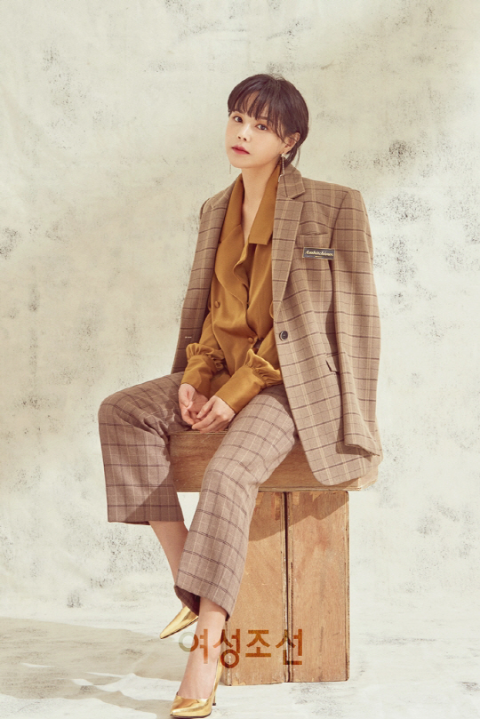 Autumn pictorials of actor Lee Young-ah have been released.On the 24th, agency TCOent released a cover photo of Lee Young-ahs September issue of Chosun Broadcasting Company.Lee Young-ah in the photo is a brown check suit that gives a warm autumn atmosphere, and a strong red suit matches the elegant and alluring modern chic look.He has shown an intense concept picture that is inverted from the pure image that has been shown in the past. He shows the charm of the girl Crush by completely digesting various office look with autumn.KBS2TV He is in the midst of shooting the daily drama Love to the end. He is a back door that he made the filming scene cheerful without losing his laughter while shooting and interviewing with bright and cheerful energy like the character Han Ga Young in the drama.In the scene of a cheerful atmosphere, he also interviewed about his life view, or when he stood in front of the camera, he showed a professional appearance, such as turning into a serious eye, and impressed the surrounding staff.Meanwhile, Lee Young-ahs various pictorial cuts and interviews can be found in the September issue of Chosun Broadcasting Company.